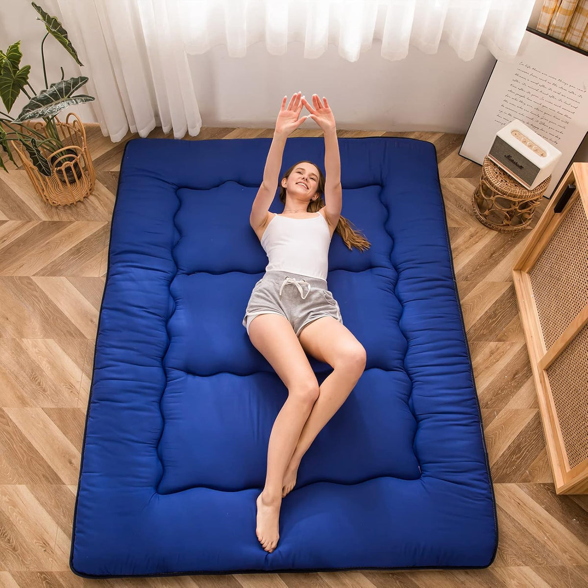 MAXYOYO Japanese Shiki Futon Mattress Floor Mattress Thicken Tatami Mat Sleeping Pad Roll Up Mattress Floor Lounger Bed Folding Couch Bed Mattress Pad for Guest Room, Royal Blue, King Size